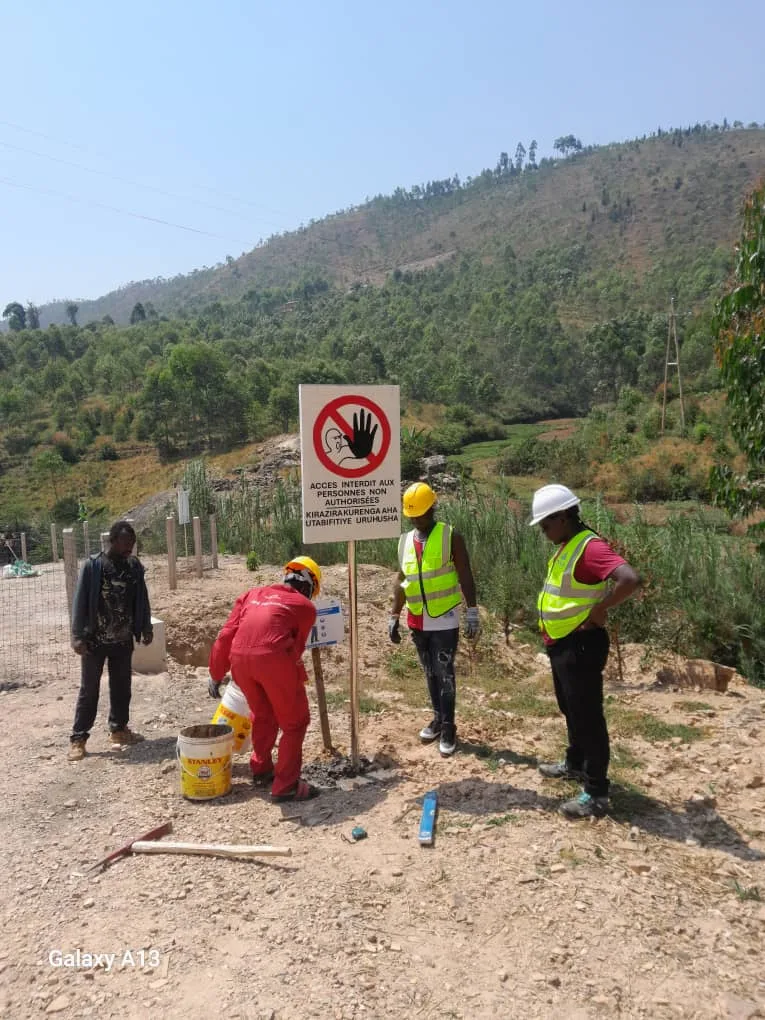 Fabrication et Installation des panneaux de signalisation à la centrale hydroélectrique de Gitega